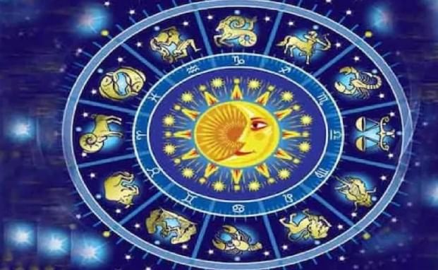 येत्या 9 ऑगस्ट रोजी चंद्रदेव शनीदेवाच्या राशीमध्ये विराजमान होणार आहे. त्यामुळे चंद्रदेवाने चाल बदलल्यामुळे त्याचा काही राशींवर मोठा परिणाम पडणार आहे. श्रावण पौर्णिमेच्या दिवशी चंद्रदेव शनीच्या मकर राशीत प्रवेश करणार आहे. त्यानंतर उशिरा रात्री चंद्रदेव कुंभ राशीत गोचर करेल. मकर आणि कुंभ या दोन्ही राशींवर शनी ग्रहाचे स्वामित्व आहे.