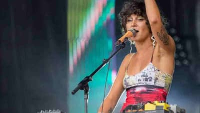 ती हजारो माणसांपुढे झाली निर्वस्त्र, पुढं जे घडलं... प्रसिद्ध गायिकेच्या कृत्याने सगळेच अचंबित; काय घडलं?