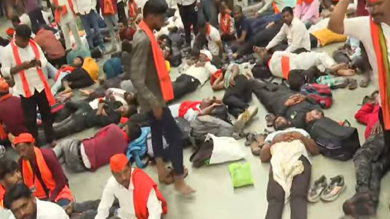 मराठा आंदोलक आता CSMT स्थानकात पोहोचले आहेत. रेल्वे स्थानक परिसरात अनेक मराठा कार्यकर्ते तिथेच झोपले आहेत. रेल्वे स्थानक परिसरात या मराठा आंदोलकांची घोषणाबाजी सुरु आहे. 