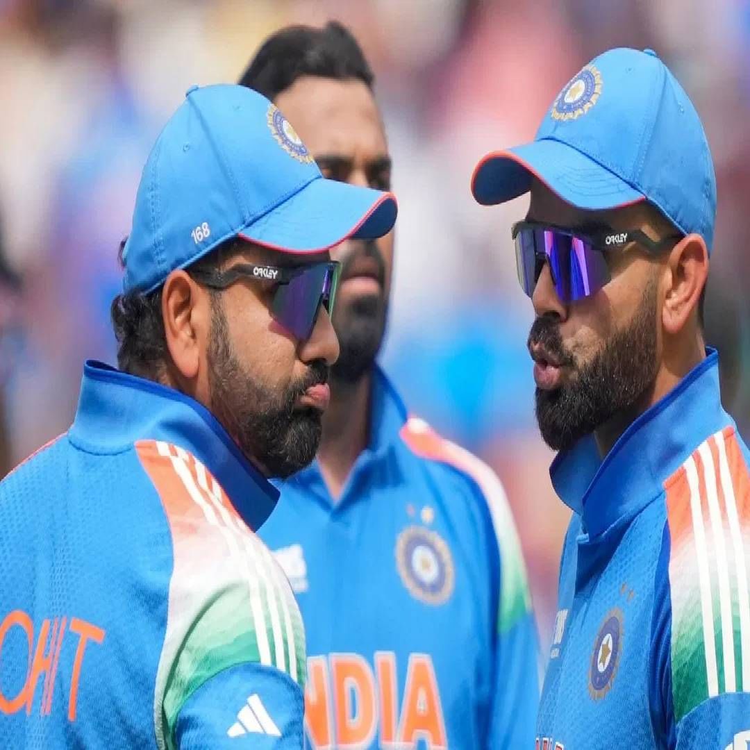 दोन्ही फलंदाज वर्ल्ड कप 2027 साठी टीम मॅनेजमेंटच्या प्लानचा हिस्सा नाहीयत असा एका वर्तमानपत्राच्या रिपोर्टमध्ये दावा करण्यात आलाय. त्यामुळे ऑस्ट्रेलिया दौऱ्यानंतर त्यांना वनडे क्रिकेटमधून सुद्धा निवृत्ती स्वीकारावी लागू शकते. दोघांना पुढे खेळायचं असेल, तर विजय हजारे ट्रॉफीमध्ये स्वत:ला सिद्ध करावं लागेल. (Photo: PTI)