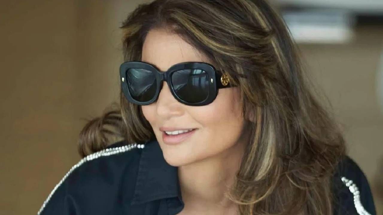 फार कमी लोकांना ही गोष्ट माहीत असेल की रिया पिल्लईचं एका शाही कुटुंबाशी जवळचं नातं आहे. ती हैदराबादच्या महाराजा नरसिंहगीर धनराजगीर ज्ञान बहादूर यांची नात आहे. 
