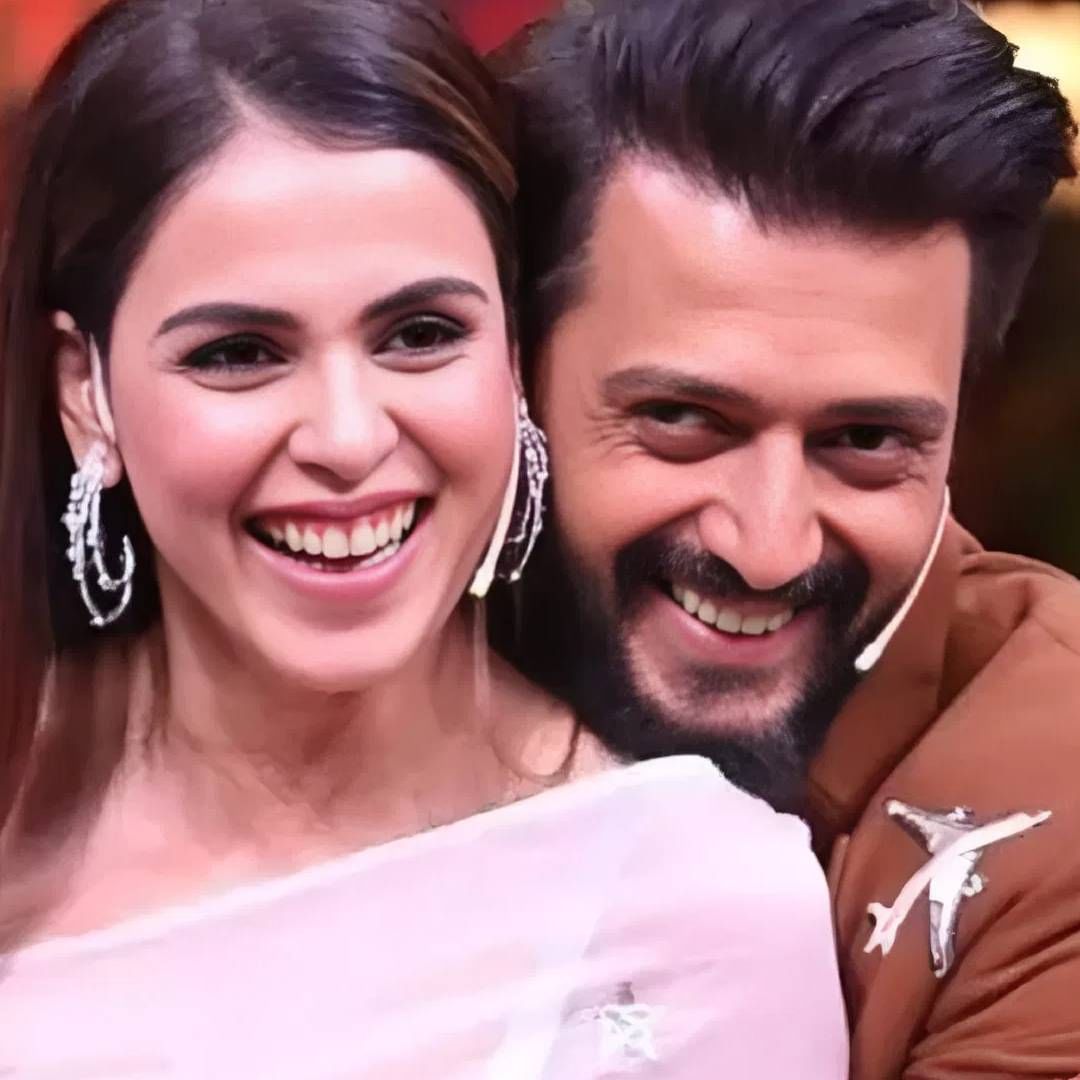 बॉलिवूडच्या अनेक चित्रपटात काम करणारा अभिनेता रितेश देशमुख आणि पत्नी जेनेलिया देशमुखच्या वयात 8 वर्षांच अंतर आहे. दोघांच 2012 साली लग्न झालं. रितेश 46 वर्षांचा आहे. जेनेलियाच वय 38 वर्ष आहे. रणबीर कपूर आणि पत्नी आलिया भट्टच्या वयात 10 वर्षांच अंतर आहे. रणबीर आता 42 वर्षांचा आहे. आलिया 32 वर्षांची आहे. त्यांचं 2022 साली लग्न झालेलं.