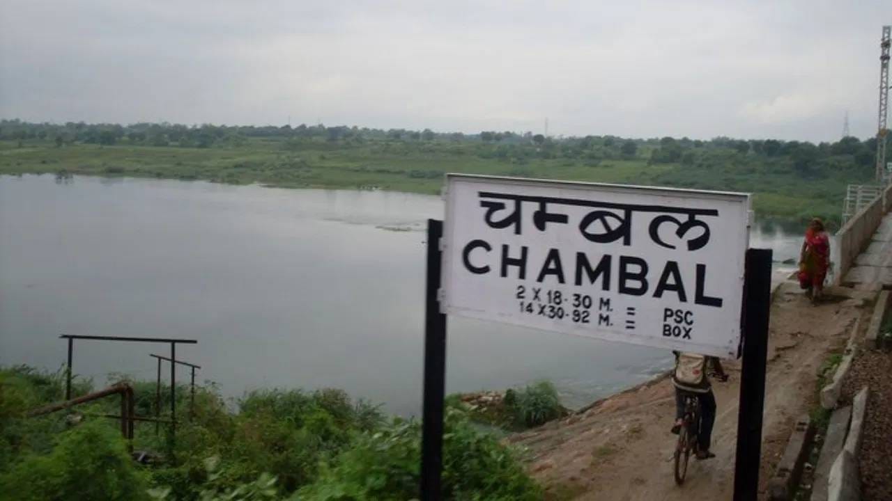 गंगा, नर्मदा आणि गोदावरी सारख्या नद्यांमध्ये स्नान केल्याने आपल्याला पुण्य मिळतं असं मानलं जातं, परंतु चंबळ नदीच्या बाबतीत असे नाही. मध्य प्रदेश, उत्तर प्रदेश आणि राजस्थानमधून वाहणाऱ्या चंबळ नदीबद्दल असे म्हटले जाते की त्यामध्ये स्नान केल्याने पुण्याऐवजी पाप लागतं.