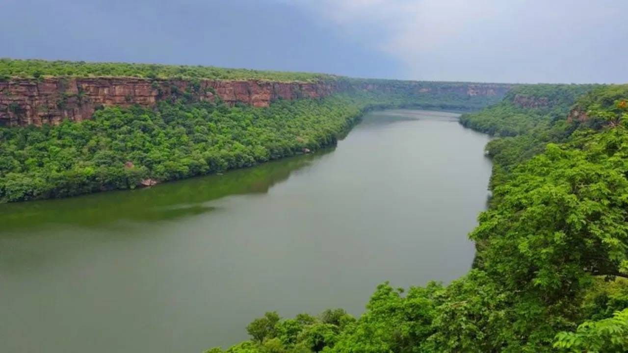 चंबळ नदी शापित होण्यामागे महाभारत काळातील एक कथा आहे, ज्यामुळे तिला गंगा-यमुनेपेक्षा वेगळी रते. असे मानले जाते की एकदा या ठिकाणाचा राजा रती देव याने चंबळ नदीच्या काठावर शेकडो प्राण्यांचा बळी दिला होता.