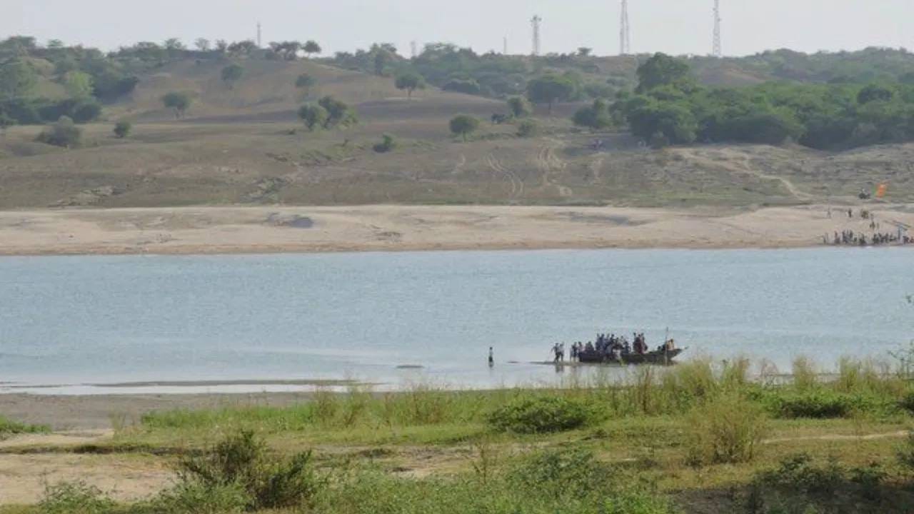 असं मानलं जातं की या प्राण्यांच्या बलिदानातून निघणारे रक्त नदीत मिसळले आणि संपूर्ण नदी रक्ताने लाल झाली. तेव्हापासून ती नदी शापित मानली जाते. असे म्हटले जाते की या नदीत स्नान केल्याने जीवनात संकटे येतात.