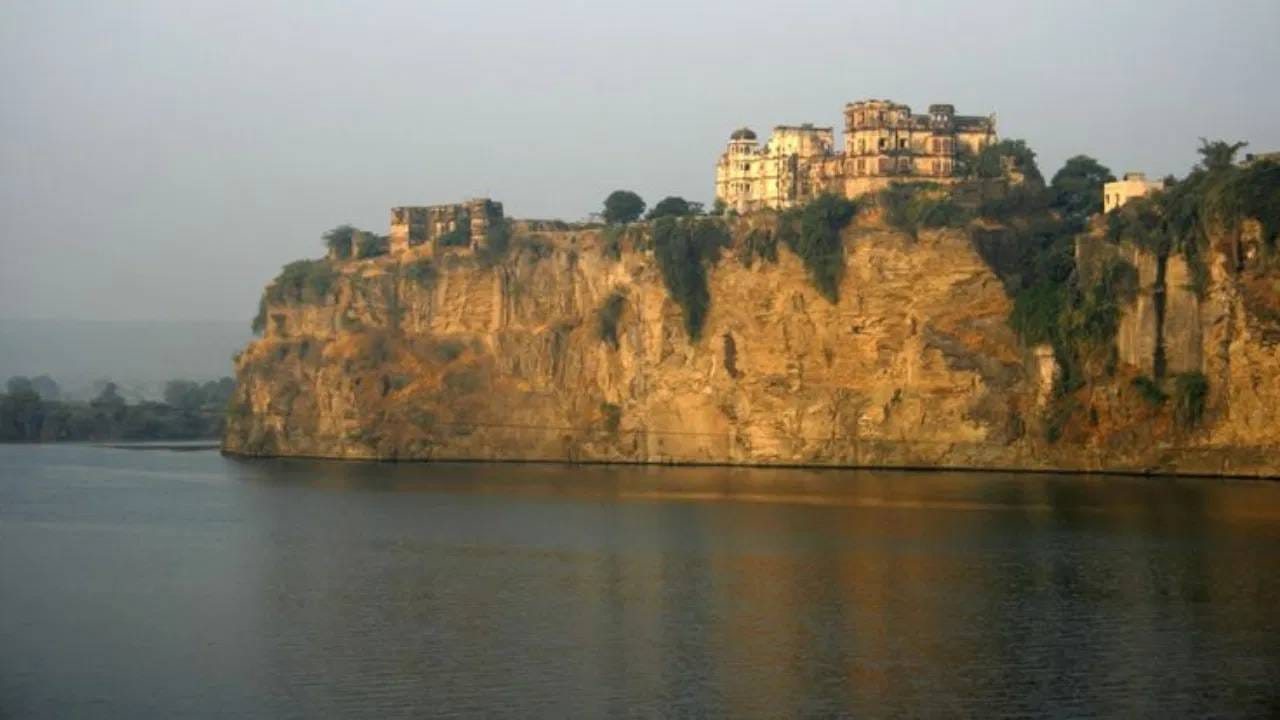 द्रौपदीच्या या शापामुळे लोक चंबळ नदीचे पाणी पिणे आणि त्यात स्नान करणे टाळतात अशी धार्मिक श्रद्धा आहे. तसेच, शापित असल्यामुळे, चंबळ नदीची पूजा केली जात नाही. काही मान्यतेमध्ये, तिला भूतग्रस्त नदी असेही म्हणतात. ( डिस्क्लेमर : वरील माहिती उपलब्ध स्रोतावरून देण्यात आलेली आहे. याच्या तथ्यांबद्दल आम्ही कुठलाही दावा करीत नाही, तसेच अंधश्रद्धेला दुजोरा देत नाही)