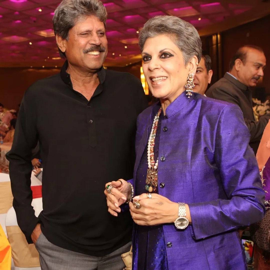 कपिल देव यांनी क्रिकेटच्या मैदानात चाहत्यांना अनेक संस्मरणीय क्षण दिले. त्यांच्या नेतृत्वाखाली टीम इंडियाने 1983 साली पहिला वनडे वर्ल्ड कप जिंकला. त्यांच्या लव्ह स्टोरीची सुद्धा खूप चर्चा झाली. लग्नाआधी कपिल देवची ओळख सारिकासोबत झालेली. (क्रेडिट: Manoj Verma/HT via Getty Images)