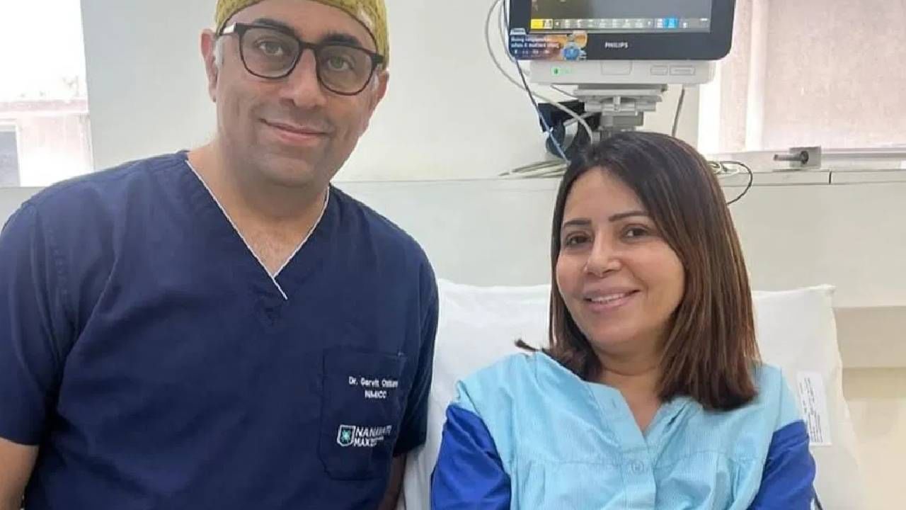 अभिनेत्री रोजलिन खानलाही ब्रेस्ट कॅन्सरचं निदान झालं होतं. यासाठी तिच्यावर 19 राऊंड कीमोथेरपी करण्यात आली. त्यानंतर आता पुढील दहा वर्षांपर्यंत तिला ओरल हार्मोनल थेरपी घ्यावी लागणार आहे. याबद्दलची माहिती तिने सोशल मीडियाद्वारे दिली होती. 
