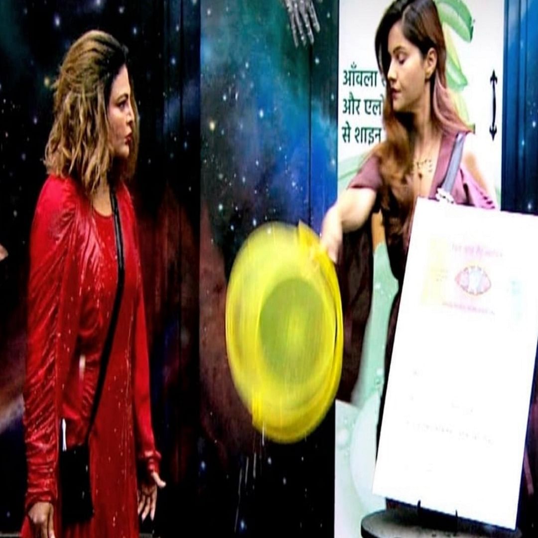 रुबिना दिलीक आणि राखी सावंत : राखीने बिग बॉस सीझन 14 मध्ये वाईल्ड कार्ड म्हणून एन्ट्री घेतली होती. सुरुवातीला राखी आणि रुबिना या चांगल्या मैत्रिणी होत्या, पण नंतर राखीने रुबिनाच्या पतीबद्दल विचित्र गोष्टी सांगायला सुरुवात केली. राखीचे अभिनवसोबतची मस्करी रुबिनाला अजिबात अवाडत नव्हती. अनेकदा सांगूनही राखीने तिचं वागणं न बदलल्याने रुबिना वैतागली. एका वादात तिने थेट बाथरूममध्ये जाऊन कपडे भिजवलेल्या बादलीतील पाणी राखीच्या अंगावर फेकलं. यासाठी सलमानने रुबिनाला फटकारलं होतं. तसेच या सीझनची विजेती रुबिना ठरली होती. 