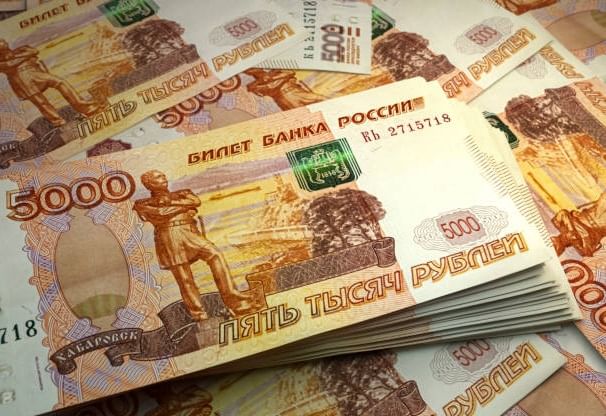 एक रशियन रुबल सुमारे 1.09 भारतीय रुपयांच्या बरोबर आहे. या हिशेबाने 10,000 रूबलची किंमत भारतात लगभग 10,900 रुपये. परंतू ही किंमत दरदिवशी बदलू शकते. कारण आंतरराष्ट्रीय बाजारात चलनाचे दर अनेक करांवर अवलंबून असते.