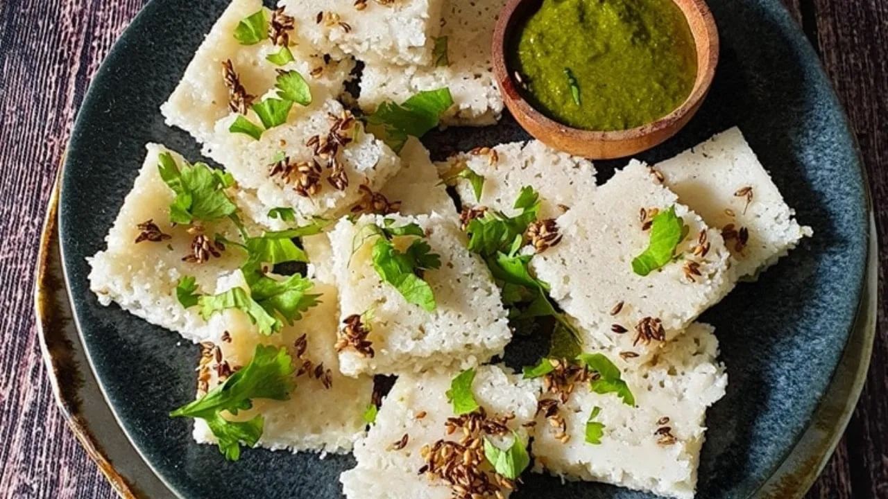 साबुदाणा ढोकळा बनवण्यासाठी तुम्हाला साबुदाणा, दही, मीठ, हिरव्या मिरच्या, आल्याची पेस्ट, लिंबाचा रस, शेंगदाण्याची पूड, धणे, इनो, गोड कडुलिंबाची पाने आणि जिरे यासारख्या घटकांची आवश्यकता असेल.