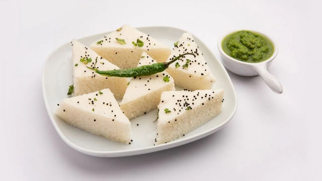 आता साबुदाणा जाडसर करण्यासाठी मॅश करा. त्यानंतर एका भांड्यात साबुदाणा, मॅश केलेले बटाटे, दही, शेंगदाण्याची पूड, हिरव्या मिरच्या, आल्याची पेस्ट घाला.