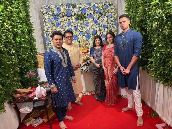 Sachin Tendulkar : बाप्पाच्या दर्शनासाठी शिवतीर्थावर तेंडूलकर कुटूंब, राज ठाकरेंसोबत काढला फॅमिली फोटो अन्... Sachin Tendulkar : बाप्पाच्या दर्शनासाठी शिवतीर्थावर तेंडूलकर कुटूंब, राज ठाकरेंसोबत काढला फॅमिली फोटो अन्...