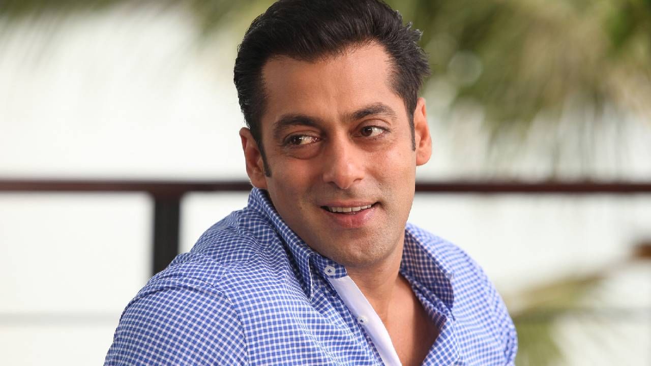 सलमान खान: या यादीत भाईजान आठव्या स्थानी आहे. रिपोर्ट्सनुसार,  सलमान खान त्याच्या प्रत्येक चित्रपटासाठी १०० ते १५० कोटी रुपये घेतो. गेल्या काही काळ त्याच्यासाठी खूप कठीण होता. मात्रे एकेकाळी त्याने लागोपाठ अनेक हिट चित्रपट दिले. 