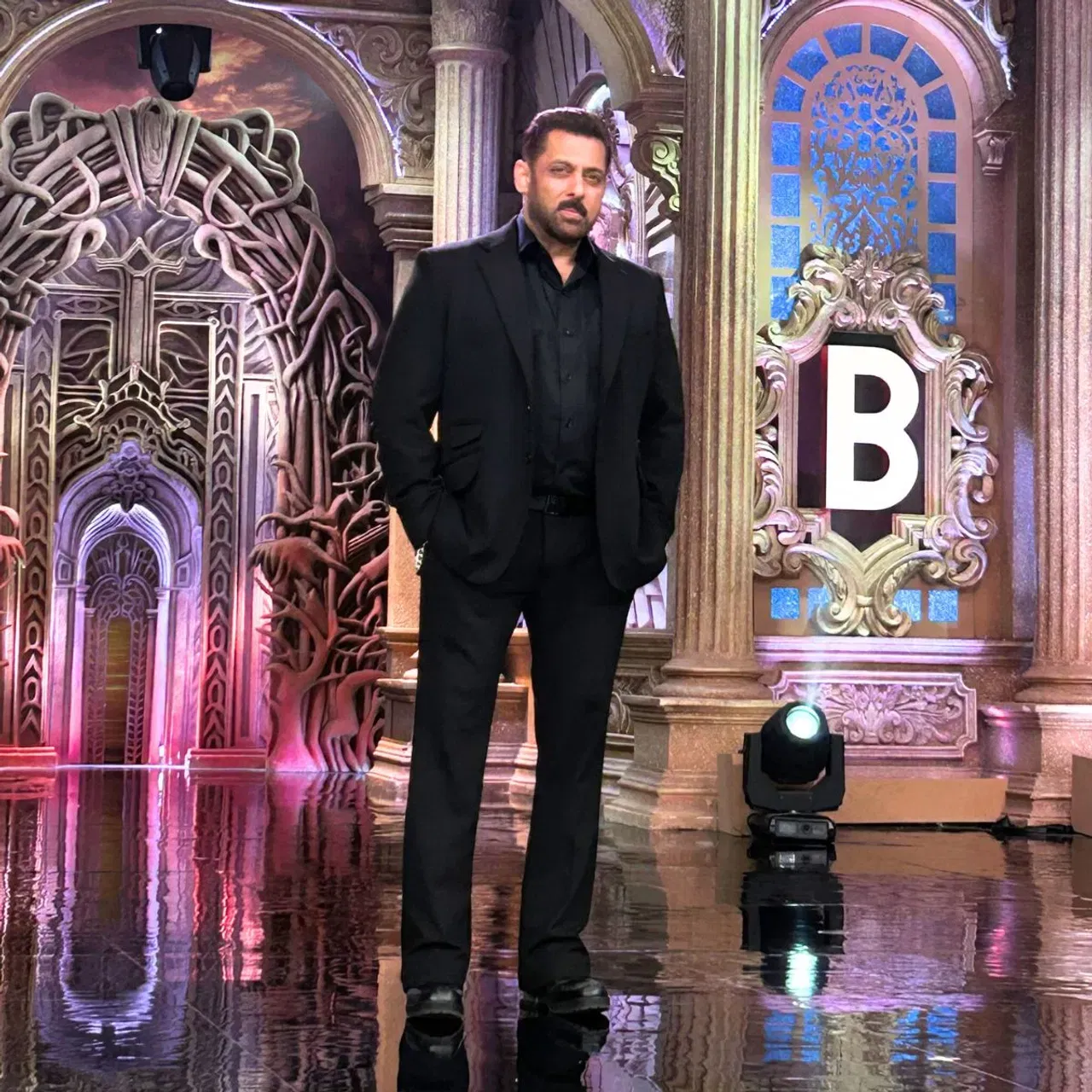 सलमान खानच्या 'बिग बॉस' शोच्या १९व्या सीझनची सुरुवात होणार आहे. यासाठी चाहते खूप उत्सुक आहेत. या सीझनमध्ये तुम्हाला अभिनेते, गायकच नाही, तर काही सोशल मीडिया इन्फ्लुएन्सर्सही दिसणार आहेत. जे केवळ कोट्यवधी कमावत नाहीत, तर लोकांच्या मनावरही राज्य करतात. यापैकी एक गायक आहे, ज्याने नुकतेच आपल्या कुटुंबाशी नाते तोडले होते.