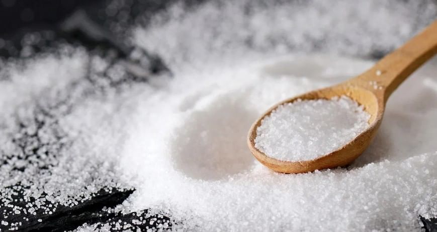 अधिक प्रमाणात मीठ खाणे हे आरोग्यासाठी हानीकारक असते. कारण आहारात जास्त मीठ असेल तर उच्च रक्तदाबाची समस्या निर्माण होण्याची शक्यता असते. उच्च रक्तदाबाचा हृदयावरही अनिष्ट परिणाम होऊ शकतो त्यामुळे हॉर्ट अटॅक, स्ट्रोक यापासून दूर राहायचे असेल तर जेवणात मीठाचा योग्य प्रमाणाताच समावेश असावा. 