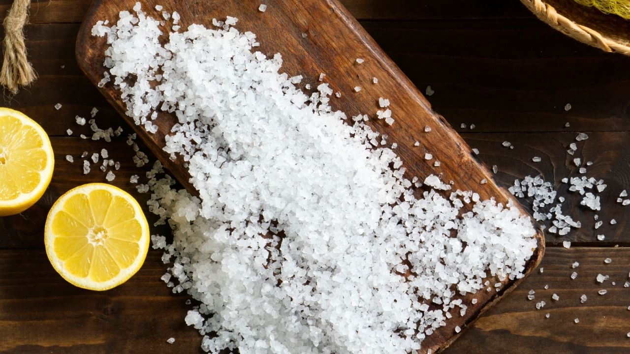 घराच्या मुख्य दारावर मिठाची पिशवी बांधण्यामागे एक खास रहस्य दडलेलं आहे. हे रहस्य केवळ एक जुनी परंपरा नसून वास्तुशास्त्र आणि ज्योतिषशास्त्रावर आधारित आहे. अनेक वर्षांपासून मीठ हे केवळ जेवण चविष्ट बनवण्यासाठी नव्हे, तर घरातील नकारात्मक ऊर्जा दूर करून सकारात्मक ऊर्जा आकर्षित करण्यासाठी वापरले जाते.