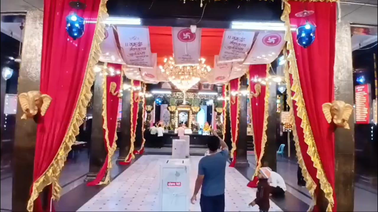 गणेश चतुर्थीच्या दोन दिवस अगोदर हा गणपती बसवण्याची ही अनोखी परंपरा आहे. सांगलीच्या श्री गणपती पंचायतन संस्थानच्या प्रसिद्ध मंदिरात गेल्या दीडशे वर्षांपासून ही परंपरा जपली जात आहे.