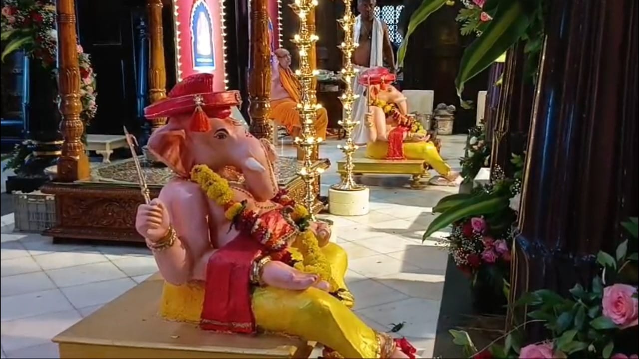 सांगलीचा हा गणपती 'नवसाला पावणारा' म्हणून प्रसिद्ध आहे आणि त्यामुळेच भाविकांची येथे मोठी गर्दी असते. पाचव्या दिवशी मोठ्या उत्साहात आणि मिरवणुकीने नियमित गणेशमूर्तीचे विसर्जन केले जाते, मात्र चोर गणपतीची मूर्ती पुढील वर्षासाठी जपून ठेवली जाते.