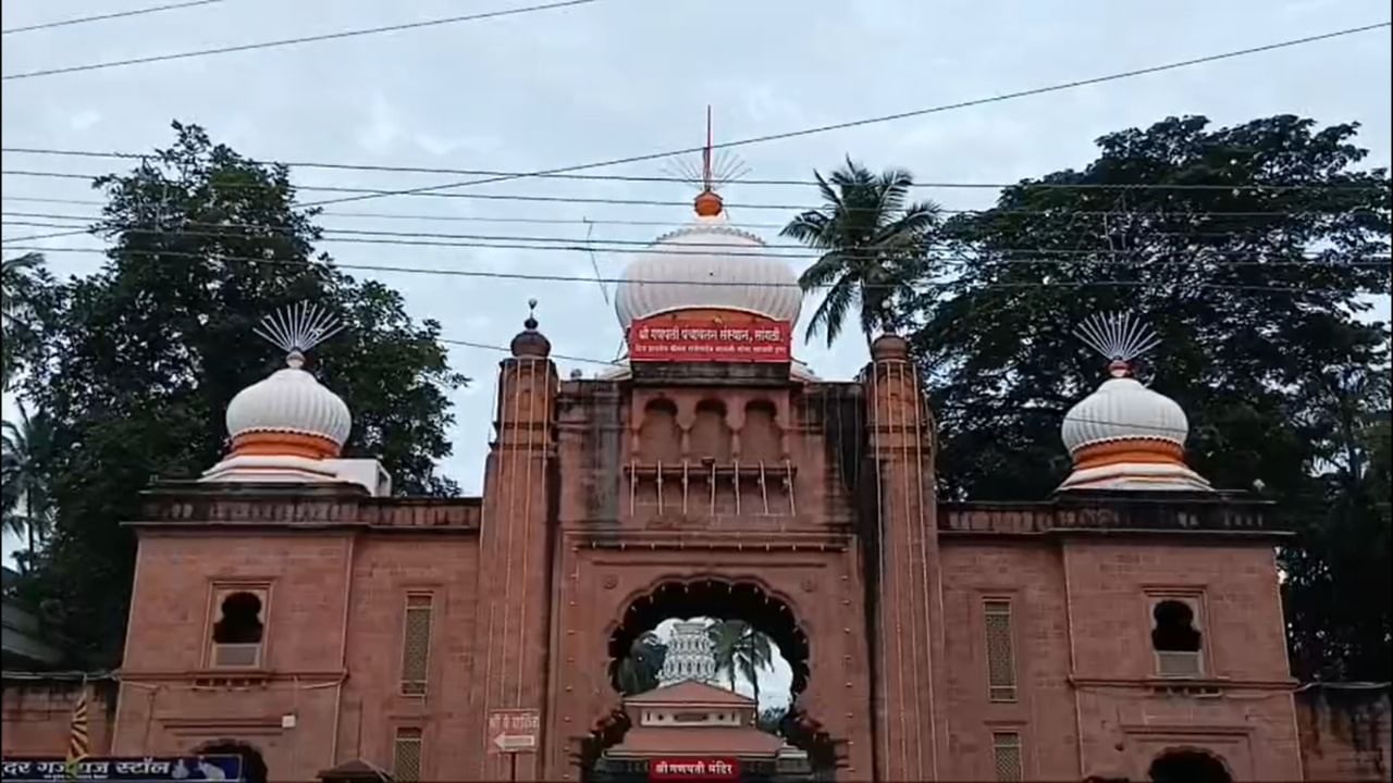 सांगलीचे श्री गणपती मंदिर हे फक्त धार्मिक स्थळ नसून, ते एकात्मतेचे प्रतीक आहे. या मंदिराच्या परिसरात एक ‘एकात्मता मंदिर’ असून, तिथे सर्व प्रमुख धर्मांचे पवित्र धर्मग्रंथ ठेवण्यात आले आहेत. हा उपक्रम सांगलीच्या सर्वधर्म समभावाच्या संस्कृतीचा गौरव करतो.