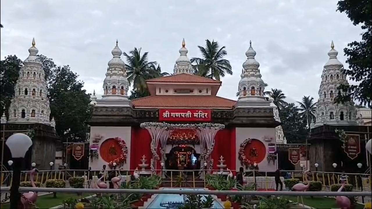 गणेशोत्सवाला अवघे दोन दिवस शिल्लक असताना सांगली शहरात आज गणरायाचे आगमन झाले. 'चोर गणपती' म्हणून ओळखल्या जाणाऱ्या श्री गणेशाची प्रतिष्ठापना अत्यंत गुप्तपणे आणि साधेपणाने पार पडली.