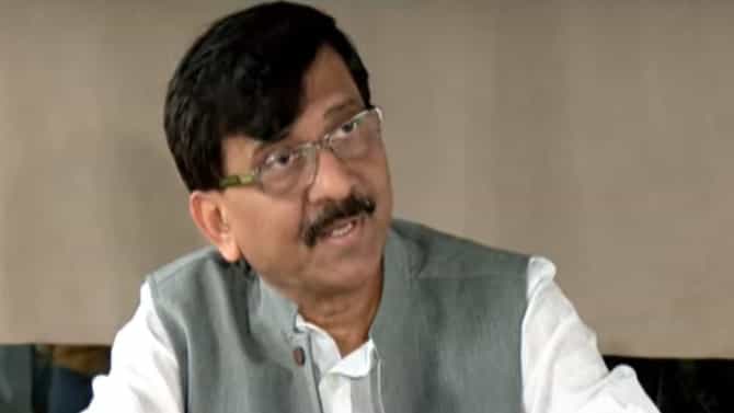निवडणूक आयोगाच्या डोळ्यावर पट्टी आणि तोंडात..., संजय राऊतांचा घणाघात