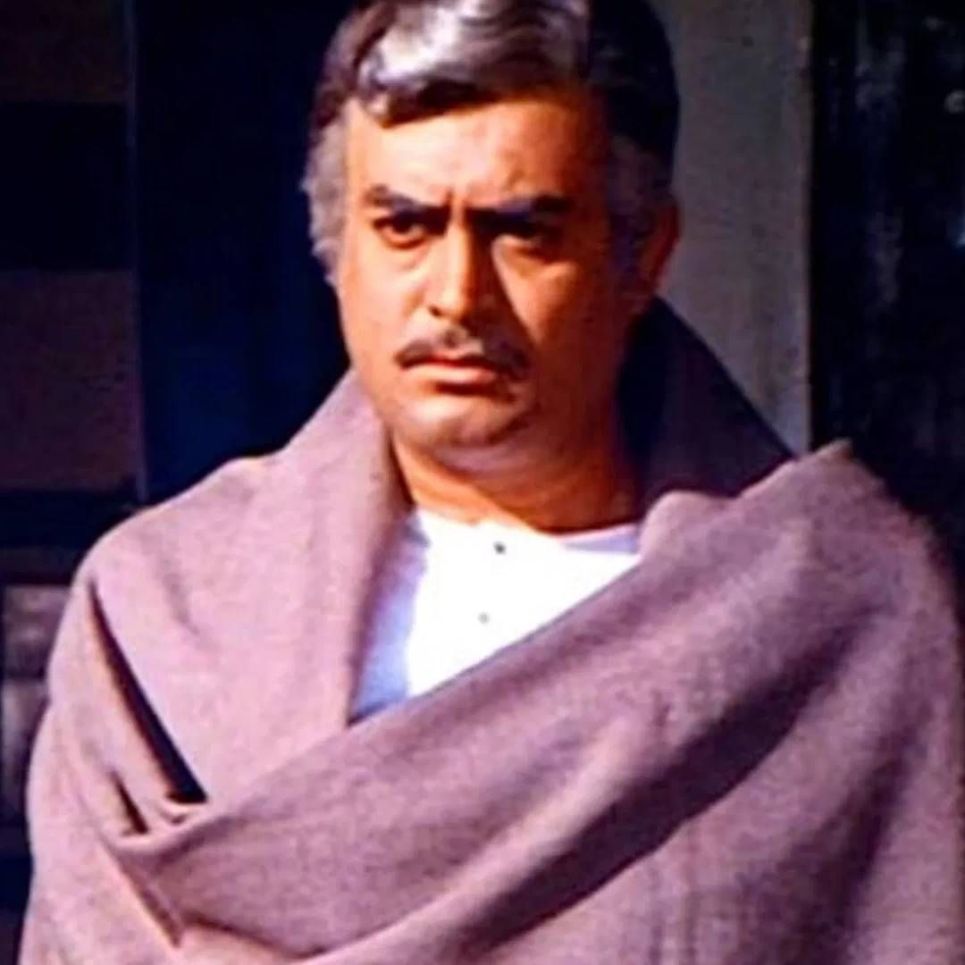 संजीव कुमार - शोलेच्या ठाकूर यांना कोण विसरु शकतं?. संपूर्ण चित्रपटात त्यांनी दमदार परफॉर्मन्स दिला. काही सीन्समध्ये त्यांची ठाकूरची व्यक्तीरेखा गब्बरवर भारी पडली. संजीव कुमार इंडस्ट्रीमधले सर्वात वर्सेटाइल एक्टर मानले जातात. 1985 साली वयाच्या 47 व्या वर्षी त्यांनी जगाचा निरोप घेतला.