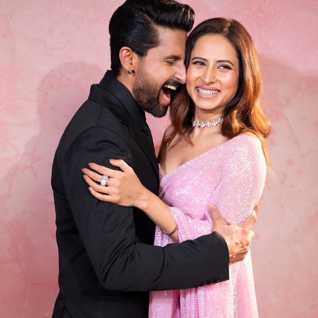 सरगुन पुढे बोलली की, रवीचा किसिंग सीन शूट होत होता, त्यावेळी ती पतीला बोललेली की, नीट सीन शूट कर, जेणेकरुन स्क्रीनवर किसिंग सीन खराब वाटणार नाही. सरगुन मस्करीमध्ये किसिंग सीनआधी नवऱ्याला बोललेली की, लोकांनी असं म्हणून नये तू खराब किसर आहे आणि माझ्यावर त्यांना दया येईल. म्हणून नीट सीन दे.