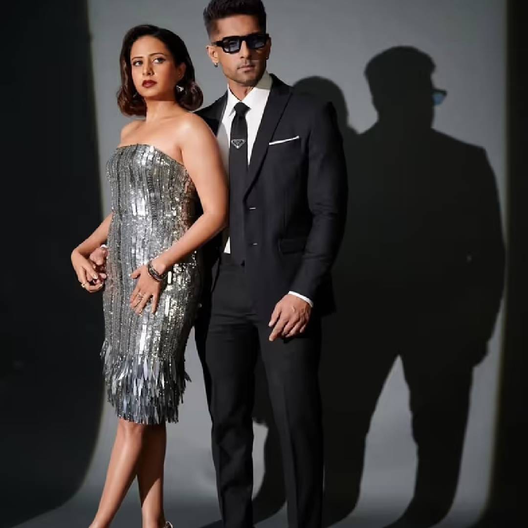 याचा खुलासा अभिनेता रवी दुबेची पत्नी सरगुन मेहताने स्वत: एका मुलाखतीत केला होता. इंटरव्यमध्ये सरगुनला विचारलं की, पती रवीच्या किसिंग सीनवर तुझी Reaction काय होती?.