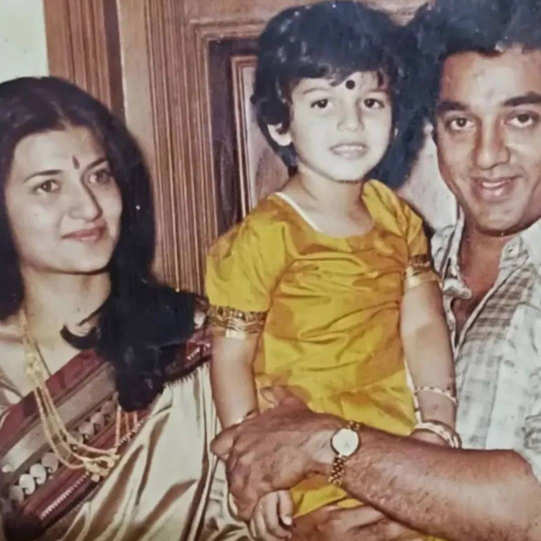 सारिका कमल हासन यांच्या प्रेमात पडली. त्यावेळी कमल हासन आधीपासूनच विवाहित होते. चित्रपटात काम करताना त्या कमल हासन यांना भेटलेल्या. दोघांनी वेगळं होण्याचा प्रयत्न केला. पण असं झालं नाही. घटस्फोटानंतर ,सारिका जीवनात आली. कमल आणि सारिका यांना दोन मुली आहेत. श्रुती आणि अक्षरा.  