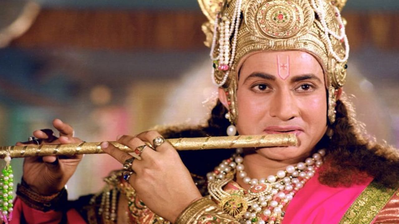 अभिनेते सर्वदमन डी बॅनर्जी यांनी रामानंद सागर यांच्या 'श्री कृष्ण' मालिकेत कृष्णाच्या भूमिकेला न्याया दिलेला. आता ते हिंदी सिनेमासोबतच तामिळ सिनेमात देखील महत्त्वाची भूमिका बजावत आहेत. 