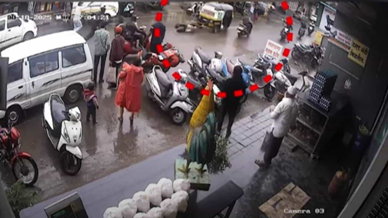 Satara Video : रिक्षाचालक फुल्ल टाईट...महिला पोलीस कॉन्स्टेबलला नेलं फरफटत, थरार CCTV मध्ये कैद, नेमकं घडलं काय?