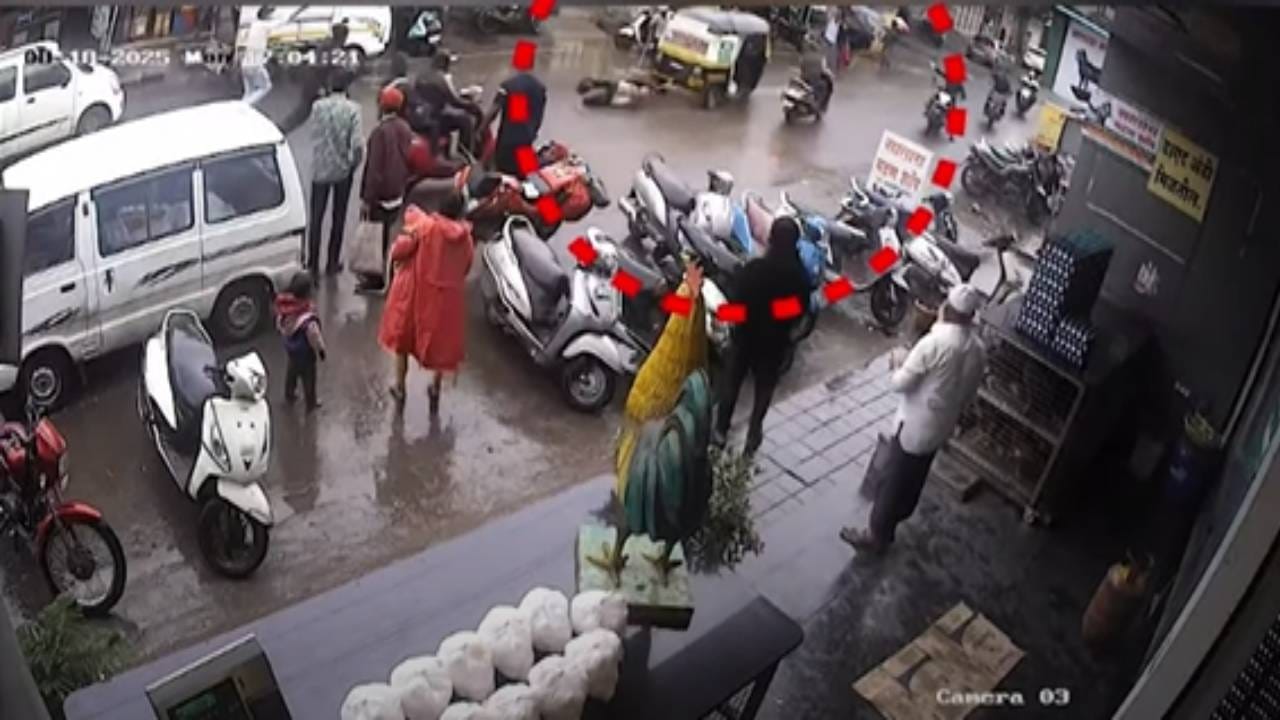 Satara Video : रिक्षाचालक फुल्ल टाईट...महिला पोलीस कॉन्स्टेबलला नेलं फरफटत, थरार CCTV मध्ये कैद, नेमकं घडलं काय?