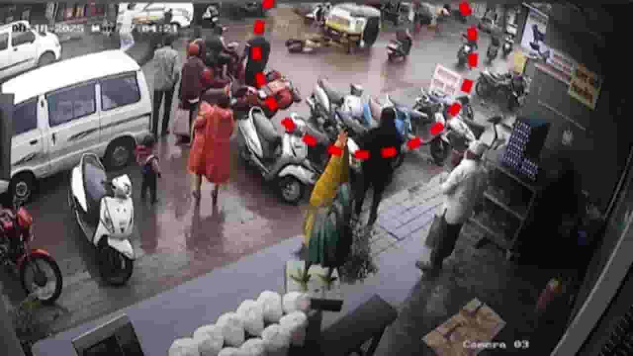 Satara Video : रिक्षाचालक फुल्ल टाईट...महिला पोलीस कॉन्स्टेबलला नेलं फरफटत, थरार CCTV मध्ये कैद, नेमकं घडलं काय? Satara Video : रिक्षाचालक फुल्ल टाईट...महिला पोलीस कॉन्स्टेबलला नेलं फरफटत, थरार CCTV मध्ये कैद, नेमकं घडलं काय?