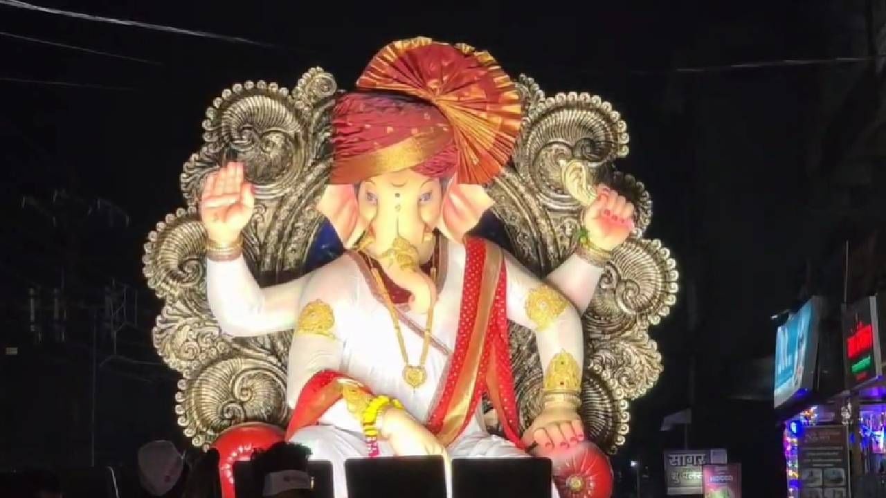 गणपती बाप्पा पावला! मध्य रेल्वेने भाविकांसाठी घेतला मोठा निर्णय गणपती बाप्पा पावला! मध्य रेल्वेने भाविकांसाठी घेतला मोठा निर्णय