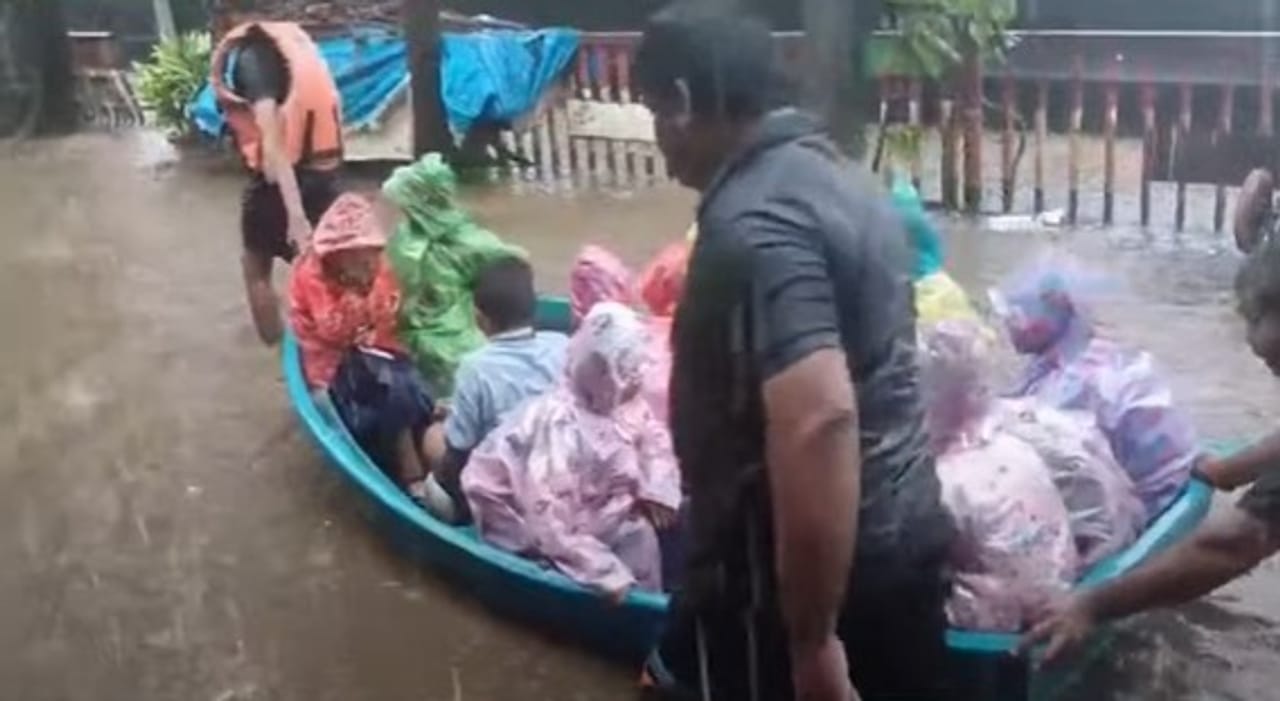 सध्या मुंबई, कोकणासह संपूर्ण राज्यात पावसाने थैमान घातले आहे. मराठवाड्यात तर लाखो हेक्टरवरील पिकांचे नुकसान झाले आहे. सोयाबीन, कापूस यासारखी पिके पाण्याखाली गेली आहेत. मुंबईतही रस्ते पाण्याने तुडुंब भरलेले आहेत. हीच बाब लक्षात घेताना अनेक जिल्ह्यांत शाळांना सुट्टी देण्यात आली आहे. 