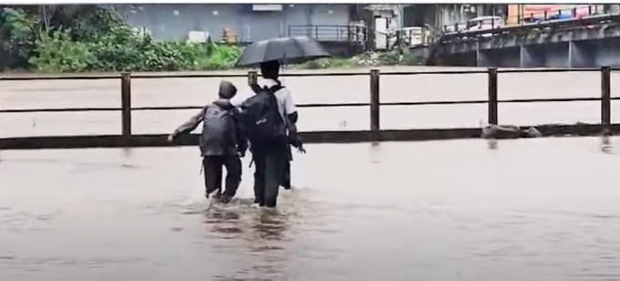 मुंबईत पुढील 48 तासांसाठी रेड अलर्ट जारी करण्यात आला आहे. तर पुढच्या 12 तासांत मुंबईत पावसाचा जोर वाढणार आहे. हीच बाब लक्षात घेऊन प्रशासनाने येथील शाळांना सुट्टी जाहीर केली आहे. या निर्णयानंतर आता गावखेड्यातील शाळांचं काय होणार? या शाळा चालूच राहणार का? असे विचारले जात आहे. 