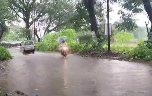 स्थानिक परिस्थिती पाहून अधिकाऱ्यांनी तसेच वेळप्रसंगी मुख्याध्यापकांनी शाळांना सुट्टी देण्याबाबत निर्णय घ्यावा, असे दादा भुसे यांनी सांगितले आहे. आगामी काळात पावसाचा अलर्ट देण्यात आल्यामुळे स्थानिक परिस्थिती लक्षात घेऊन अधिकाऱ्यांनी निर्णय घ्यावेत, असे भुसे यांनी सांगितले आहे. 