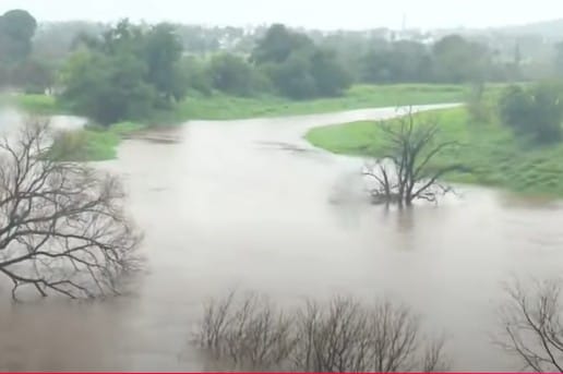 दरम्यान, सध्या पालघर जिल्हा, ठाणे पालिका हद्द, कल्याण डोंबिवली पालिका हद्द, मुंबई, मीरा-भाईंदर पालिका हद्दीतील शाळांना सुट्टी देण्यात आली आहे.      