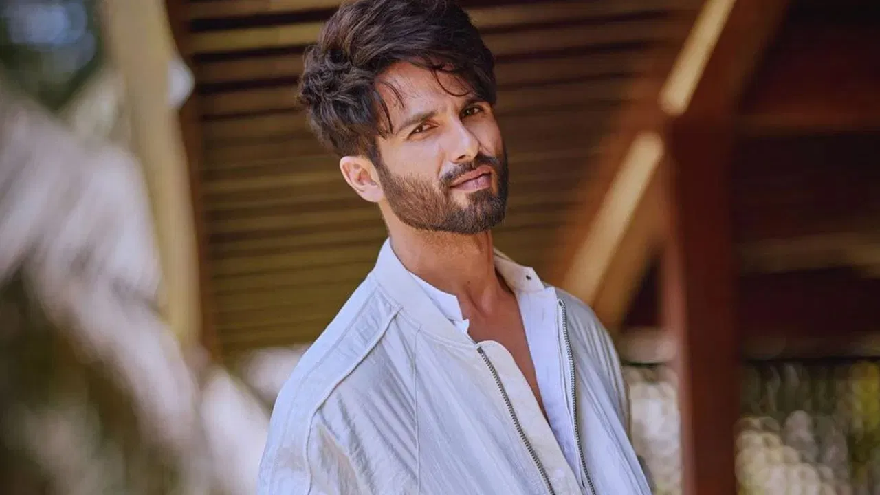 बॉलिवूडचा चॉकलेट बॉय शाहिद कपूर सिगरेट कधी कधी पितो. पण त्याला कॉफी पिण्याची वाईट सवय आहे. शाहिदला कॉफी पिण्याची इतकी सवय आहे की जर त्याला जास्त वेळ कॉफीपासून दूर ठेवले तर त्याला अस्वस्थ वाटू लागते.