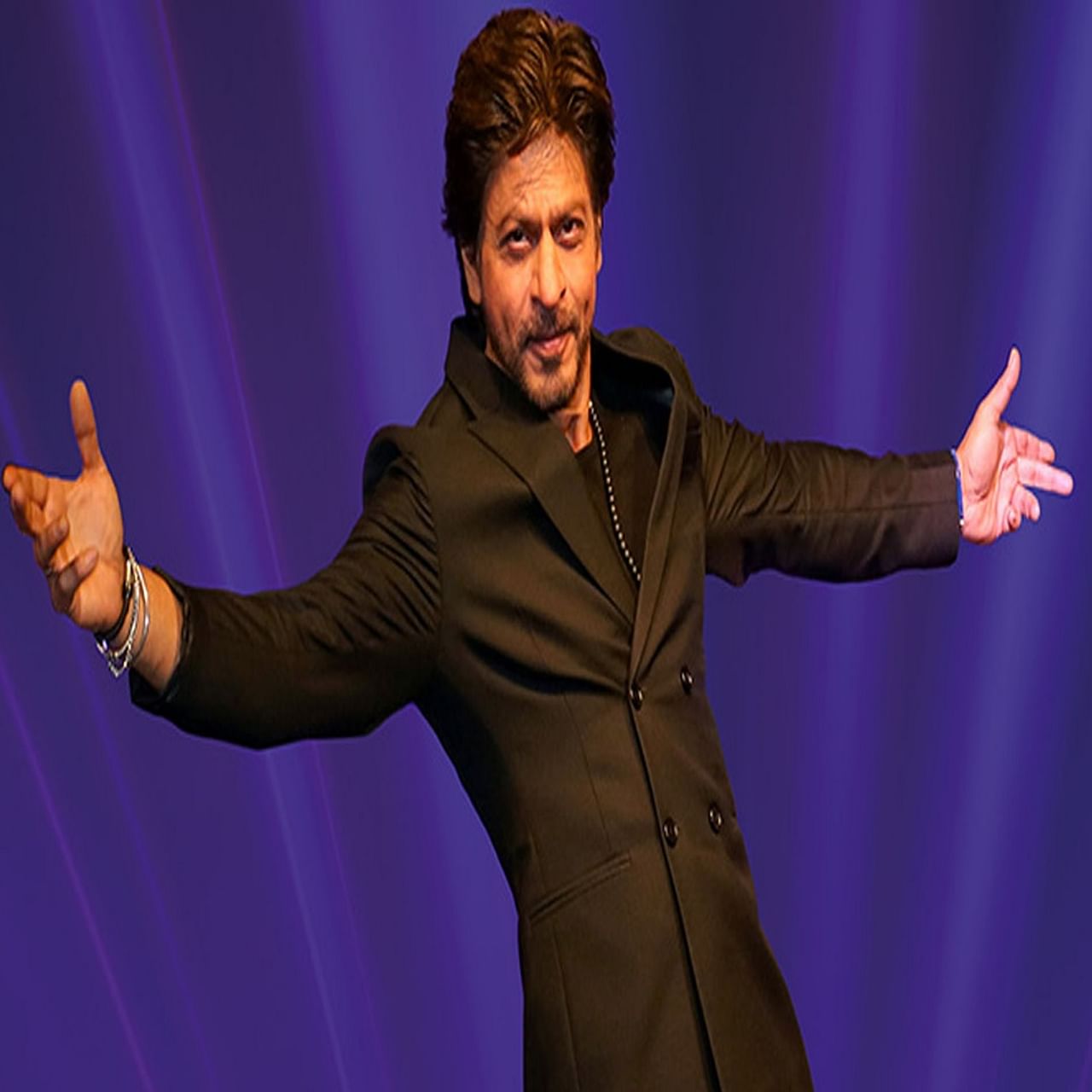 बॉलिवूडचा बादशाह शाहरूख खानला राष्ट्रीय चित्रपट पुरस्काराने सन्मानित करण्यात आलं. पण त्यासाठी त्याला बरीच वाट पाहावी लागली. याबाबत शाहरूखने व्हिडीओद्वारे आनंदही व्यक्त केला आहे.  3 दशकांच्या प्रदीर्घ प्रतीक्षेनंतर, आता शाहरुख खानला हा सन्मान मिळाला आहे जो भारतातील प्रत्येक अभिनेत्याला हवा असतो. शाहरूखला 'जवान' चित्रपटातील त्याच्या उत्कृष्ट अभिनयासाठी हा राष्ट्रीय चित्रपट पुरस्कार मिळाला आहे. या चित्रपटाने बॉक्स ऑफिसवर 1000 कोटींहून अधिक कमाई देखील केली आहे. पण आजही इंडस्ट्रीमध्ये असे काही कलाकार आहेत जे पार लोकप्रिय आहेत.  त्यांचे चित्रपट लोक डोक्यावर घेतात. पण त्यांना अद्याप कोणताही राष्ट्रीय पुरस्कार मिळालेला नाही.