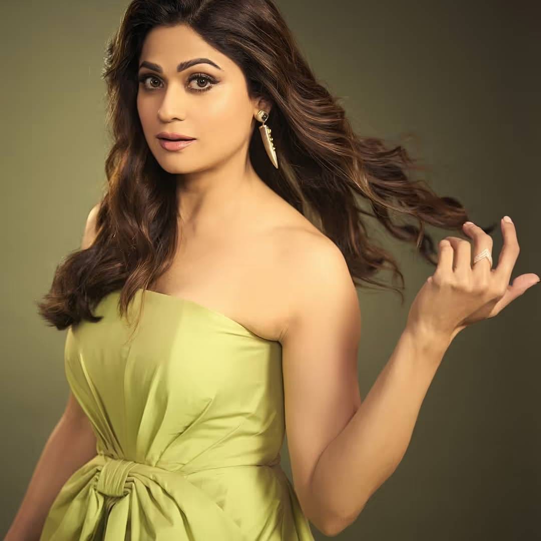 अलीकडेच शमिता एका इंटरव्यूमध्ये राकेश बापट सोबतच्या ब्रेकअपवर बोलली. तिने सांगितलं की, तिच्या डोक्यातून लाइफचा तो चॅप्टर संपलाय. शमिता म्हणाली की, तुम्ही जेव्हा एका घरात बऱ्याच दिवसांसाठी लॉक होता. तेव्हा तिथे तशा प्रकारची नाती बनतात.