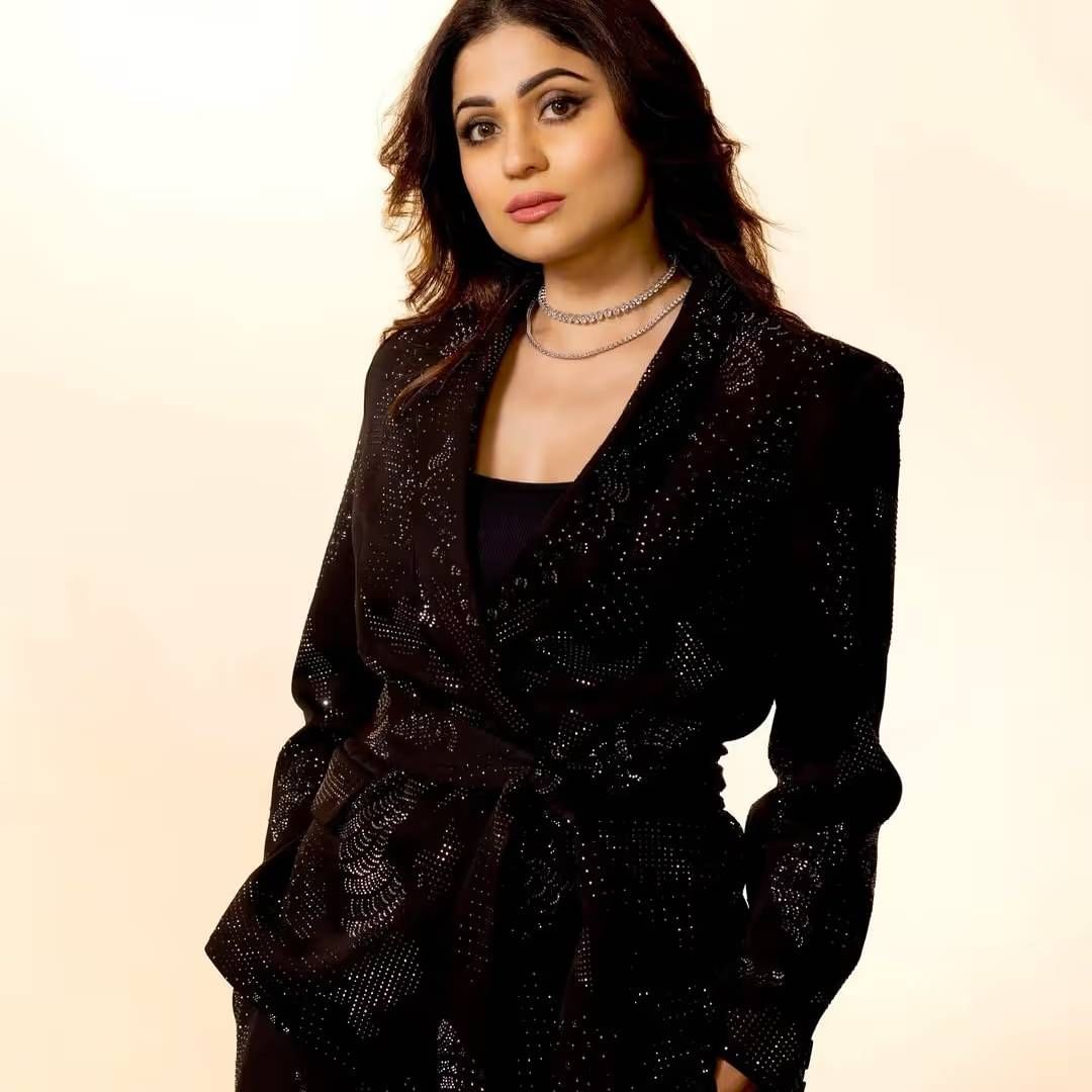 शमिताने अजूनही लग्न केलं नाहीय. ती तिच्या प्रिन्स चार्मिंगच्या शोधात आहे. तिचं नाव काही काळापूर्वी अभिनेता आमिर अली सोबतही जोडलं गेलं होतं. 