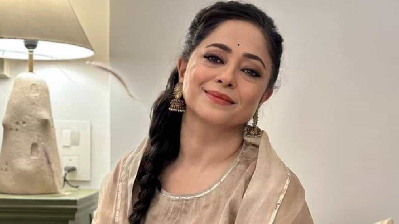 अभिनेत्री शीबा चड्ढा ही बॉलिवूड आणि टेलिव्हिजन इंडस्ट्रीतील लोकप्रिय अभिनेत्री आहे. तिने पडद्यावर आई, बहीण आणि पत्नी अशा विविध भूमिका अत्यंत चोख साकारल्या आहेत. शीबा खऱ्या आयुष्यातसुद्धा एका मुलीची आई आहे. परंतु मुलीचं एकटीनेच पालनपोलष करणं खूप कठीण असल्याची भावना तिने व्यक्त केली.