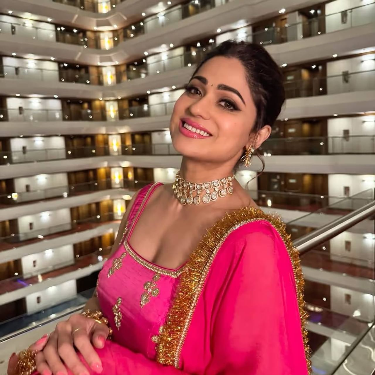 रियलिटी शो बिग बॉसमध्ये शमिता शेट्टी प्रसिद्ध टीव्ही अभिनेता राकेश बापटच्या प्रेमात पडलेली. दोघे जवळपास वर्षभर रिलेशनशिपमध्ये होते. नंतर त्यांचं ब्रेकअप झालं.