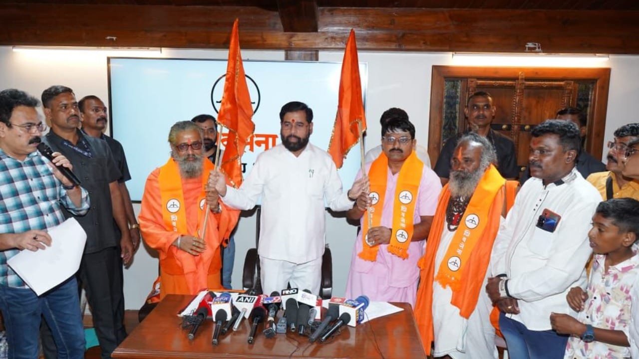 एकनाथ शिंदेंचा मास्टरस्ट्रोक, कर्नाटकात शिवसेनेची एंट्री, बेळगावात भगवा झेंडा फडकला