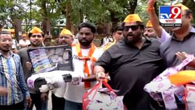 हातात पैशांच्या बॅगा अन् बनियान... शिवसैनिकांचं आंदोलन, मागणी काय? हातात पैशांच्या बॅगा अन् बनियान... शिवसैनिकांचं आंदोलन, मागणी काय?