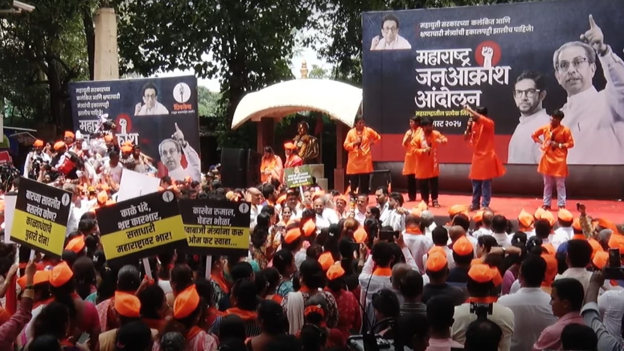 यासोबतच महायुतीच्या मंत्र्‍यांच्या भ्रष्टाचारावर आधारित एक लहान, मनोरंजक नाटकदेखील करण्यात आले. या आंदोलनात मोठ्या प्रमाणात महिला शिवसैनिकही सहभागी होत्या.