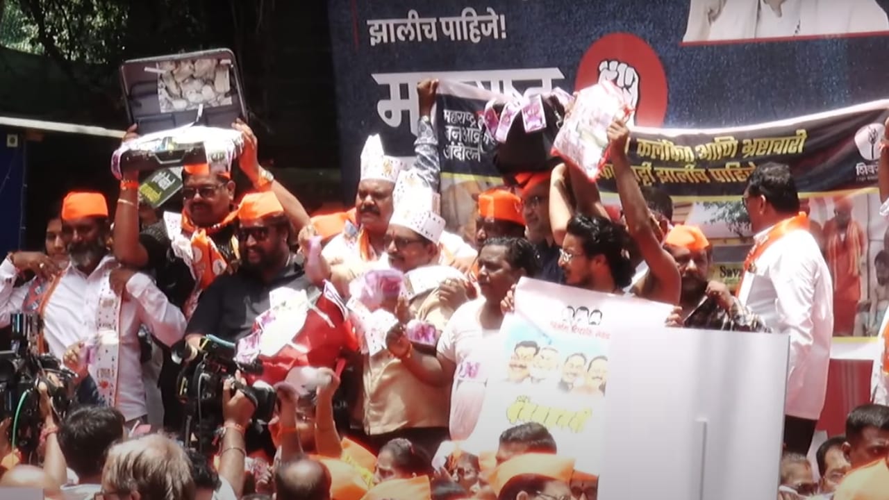 'भ्रष्टाचारी मंत्र्यांचा निषेध असो', 'डान्सबार चालवणाऱ्या मंत्र्यांचा निषेध असो' आणि 'रमी खेळणाऱ्या मंत्र्यांचा निषेध असो' अशा घोषणांनी परिसर दणाणून सोडला. विशेष म्हणजे, आंदोलकांनी मंत्र्यांच्या पोस्टरला शेण फासून आपला संताप व्यक्त केला.