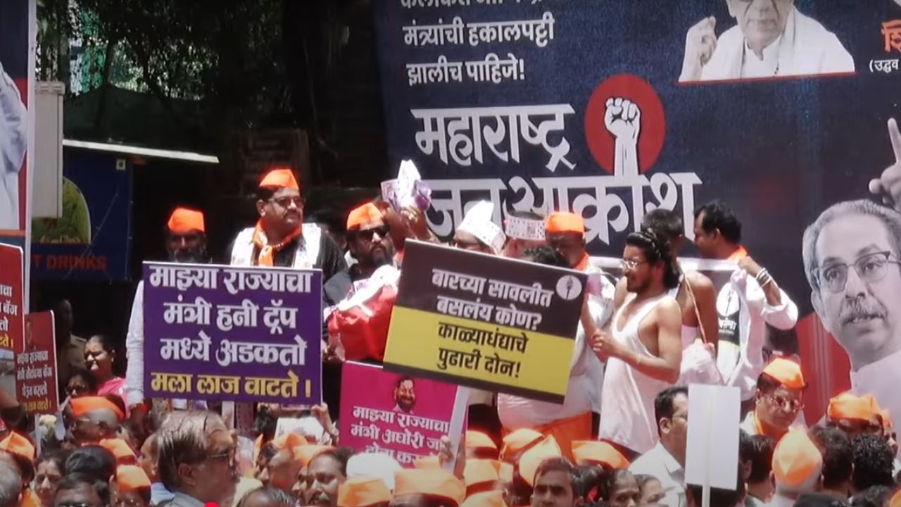 तसेच बारच्या सावलीत बसलंय कोण? काळ्या धंद्याचे पुढारी दोन, अशा स्वरुपाचे बॅनरही यावेळी फडकवण्यात आले.